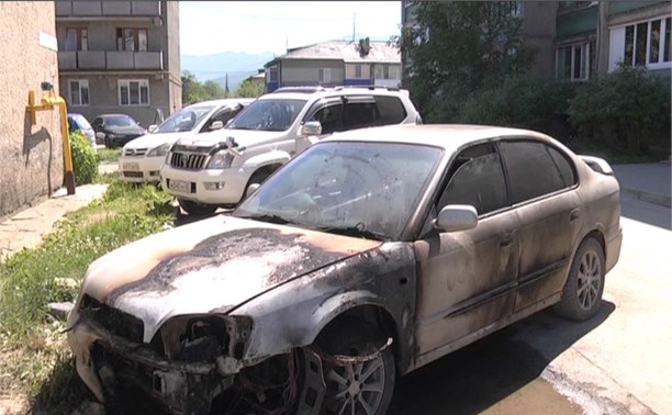 В планировочном районе Южно-Сахалиска сгорела легковая машина В планировочном районе Южно-Сахалиска сгорела легковая машина