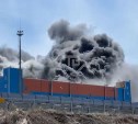 На Сахалинской ГРЭС-2 пламя разгорелось с новой силой, пожар перекинулся на крышу