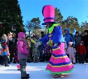 Дед Мороз продолжает встречать детей в парке Южно-Сахалинска