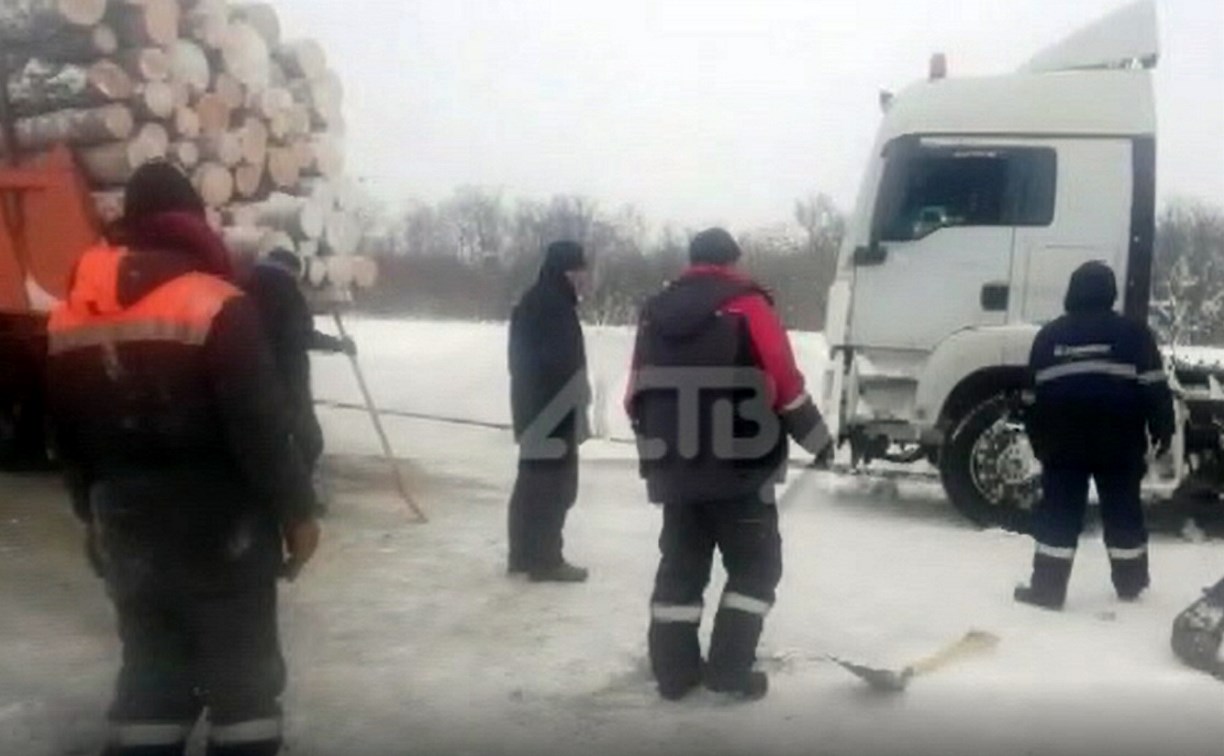 Застрявший в снегу на севере Сахалина тягач вытащил КамАЗ, гружёный лесом