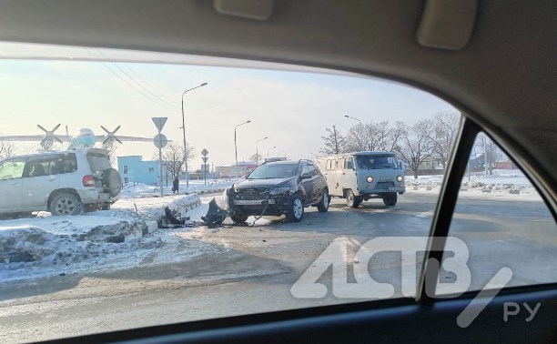 Массовое ДТП произошло по дороге в аэропорт в Южно-Сахалинске