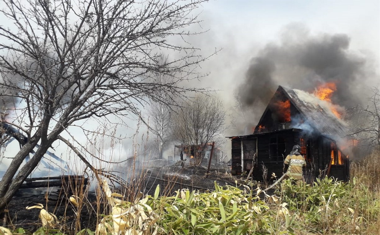 На Сахалине горят дома в СНТ «Ландыш»