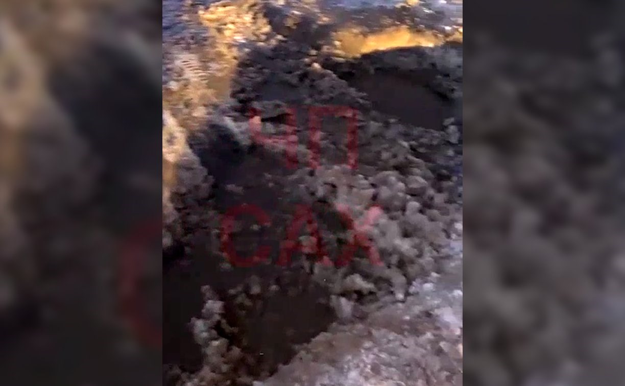 "Чуть бампер не оставила!": в соцсетях появилось видео больших ям на дороге Чехов - Красногорск
