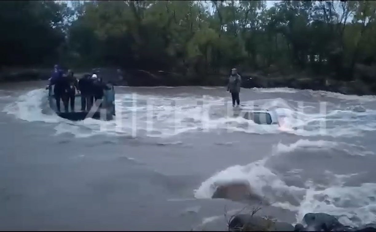 В реке на Камчатке перевернулись автомобили, бурный поток унёс двух мужчин