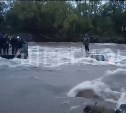 В реке на Камчатке перевернулись автомобили, бурный поток унёс двух мужчин