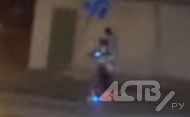 В Южно-Сахалинске электросамокатчик возмутил водителей, ведя себя как автомобилист