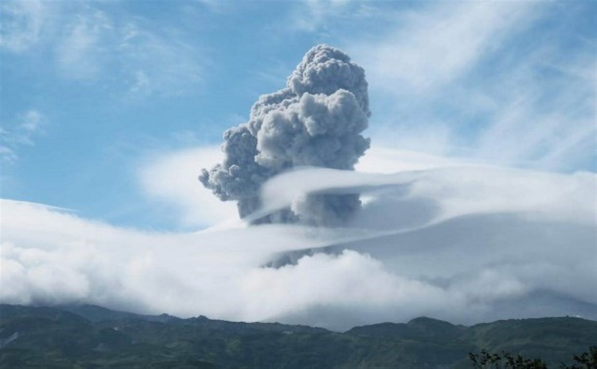 Вулкан Эбеко выбросил пепел почти на два километра 