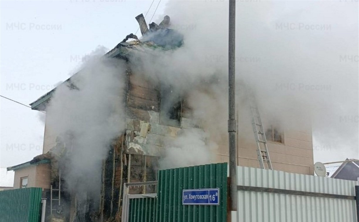 Двухэтажный частный дом горел в Южно-Сахалинске
