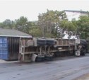 Многотонный фургон перевернулся в результате ДТП в Корсакове (ФОТО)