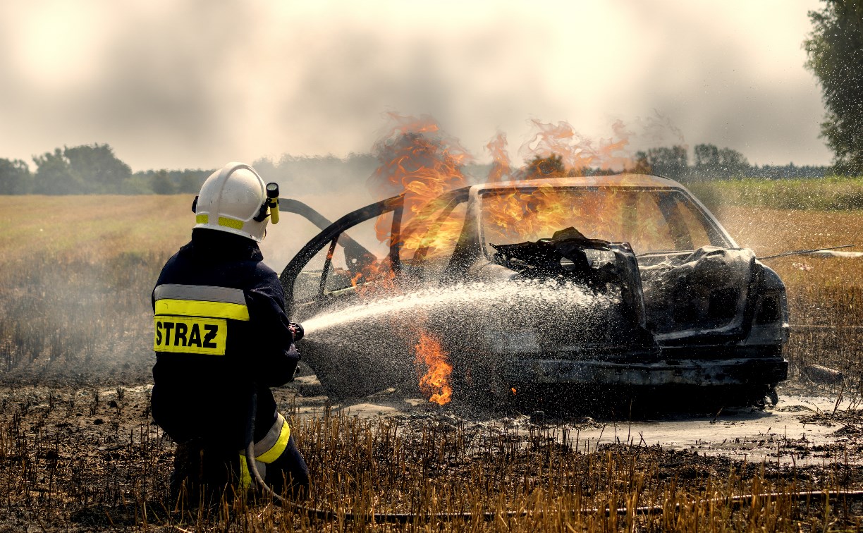 В Поронайске огонь уничтожил припаркованный "УАЗ"