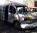 Микроавтобус сгорел на улице Емельянова в Южно-Сахалинске 