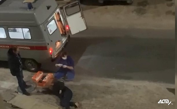 Сахалинец в алкогольном бреду выпал из окна и умер в больнице