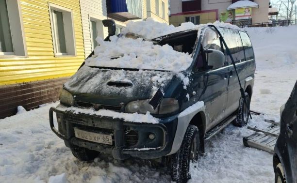 На Сахалине наледь с крыши разбила автомобиль, пострадал водитель