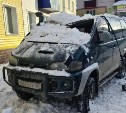 На Сахалине наледь с крыши разбила автомобиль, пострадал водитель