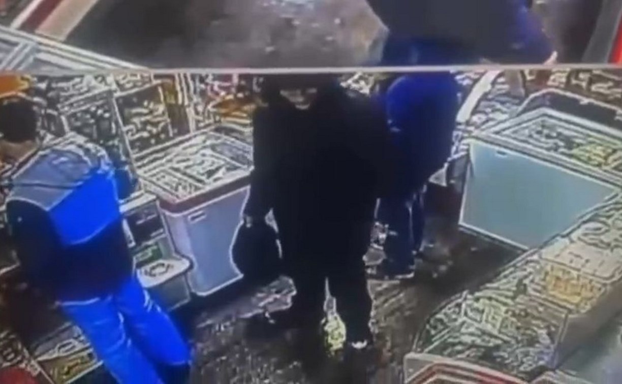 "Позорники": ворующие котлеты в магазине сахалинцы попали на видео