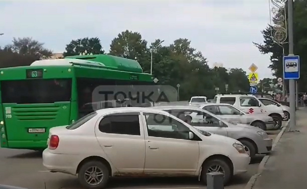 "Имею право 5 минут": в Южно-Сахалинске водители перекрыли автобусу остановку