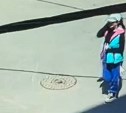 В Южно-Сахалинске ищут девушку, подозреваемую в краже сумки с детской площадки