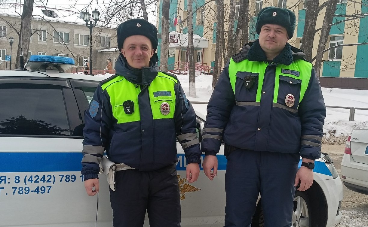 "Роды начались!": сотрудники ГАИ на Сахалине с мигалками доставили будущую маму в больницу на служебном авто 