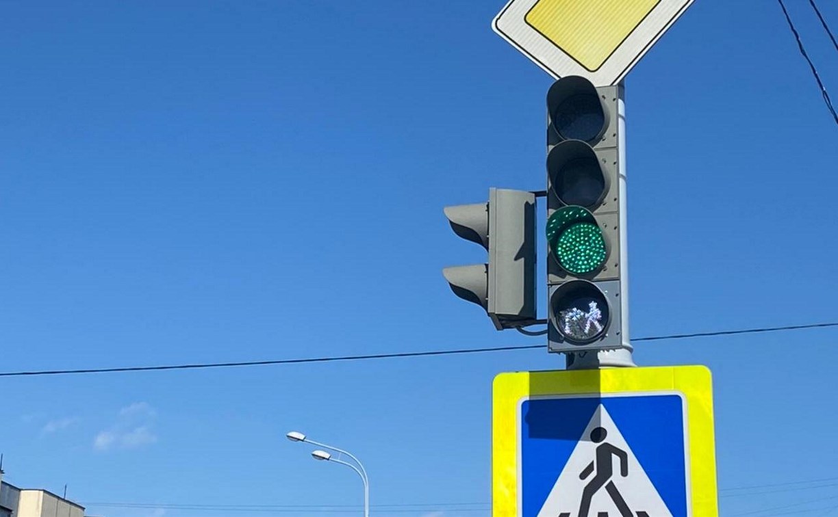 На светофорах в Южно-Сахалинске появились загадочные дополнительные секции