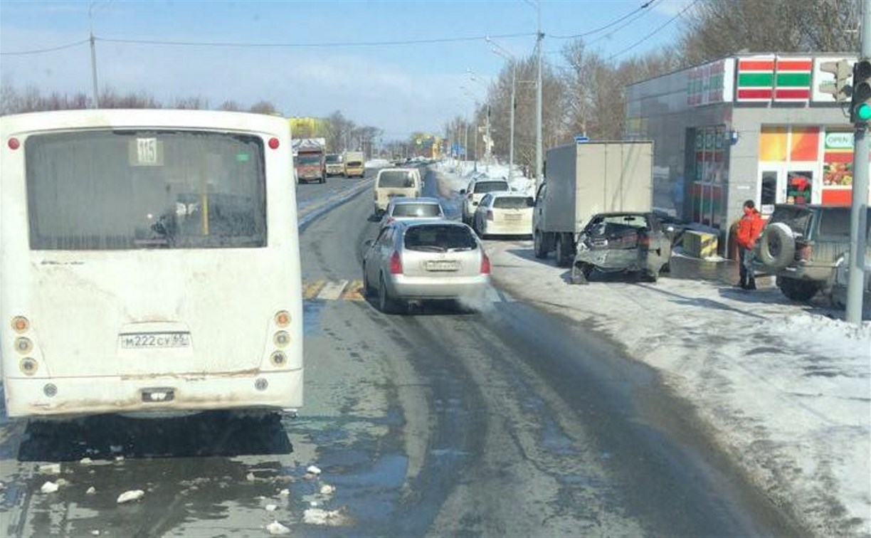 Пассажирский автобус толкнул легковушку под грузовик в Южно-Сахалинске