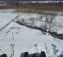 "Болото посреди двора": южносахалинцы обеспокоились сливом непонятной жидкости с предприятия