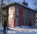 В Южно-Сахалинске фасадными баннерами начали оформлять дома, готовящиеся к расселению и сносу