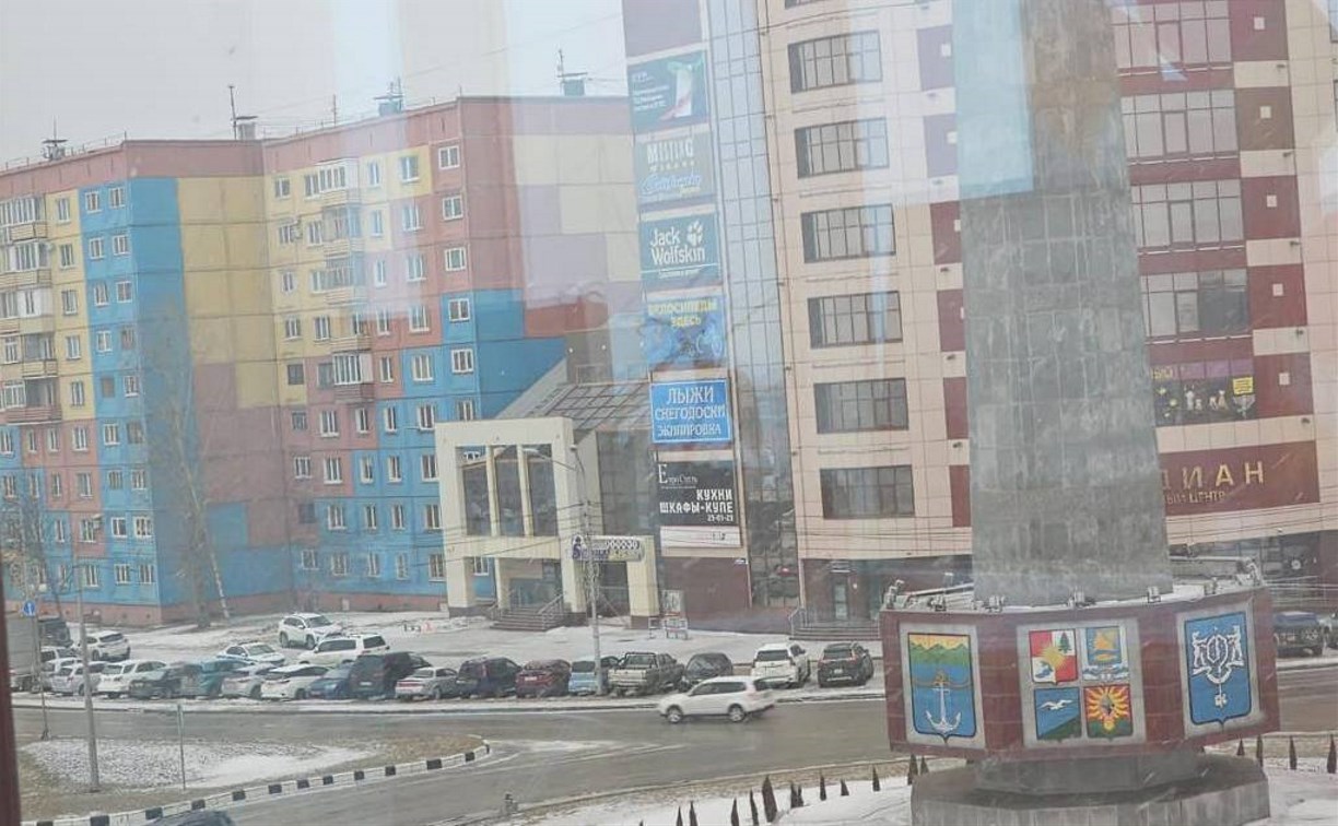 Сахалинская Госавтоинспекция взяла на контроль ситуацию с нарушением правил парковки у ТЦ "Меридиан" 