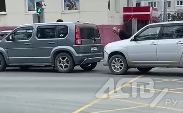 Два автомобиля столкнулись на перекрёстке в Южно-Сахалинске