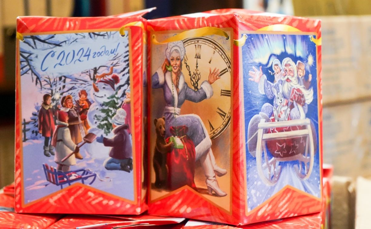 Корсаковцы собрали около 40 больших коробок со сладостями для детей Донбасса