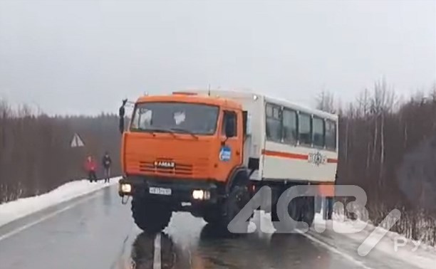 Дороги Сахалина сковало льдом: большегрузы катаются по проезжей части, машины улетают в кювет