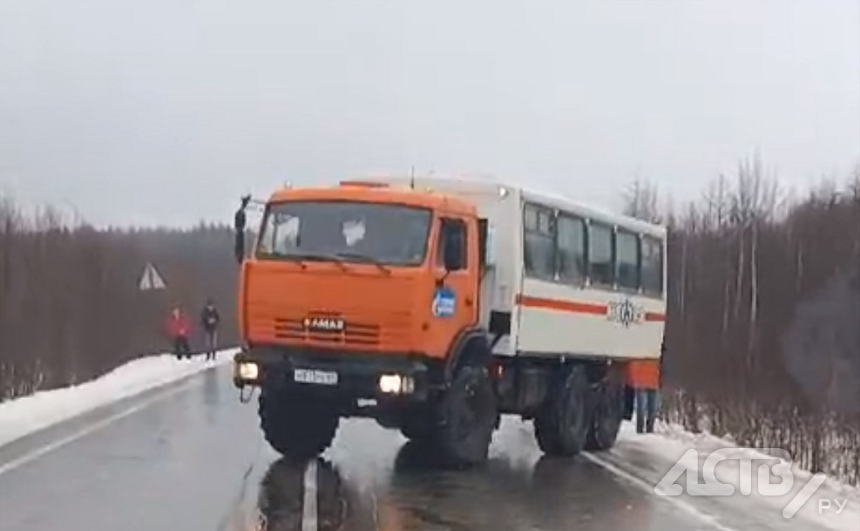 Дороги Сахалина сковало льдом: большегрузы катаются по проезжей части, машины улетают в кювет