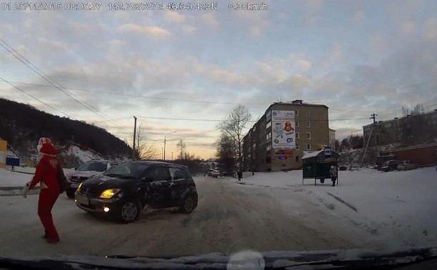На пешеходном переходе в Корсакове автомобиль сбил женщину