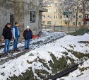 "Роют траншею через новый двор": земляные работы на улице Сахалинской привели к служебной проверке