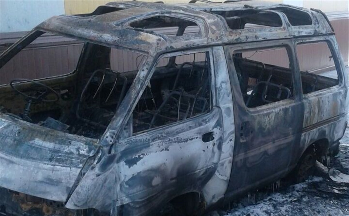 Микроавтобус дотла сгорел в Холмске