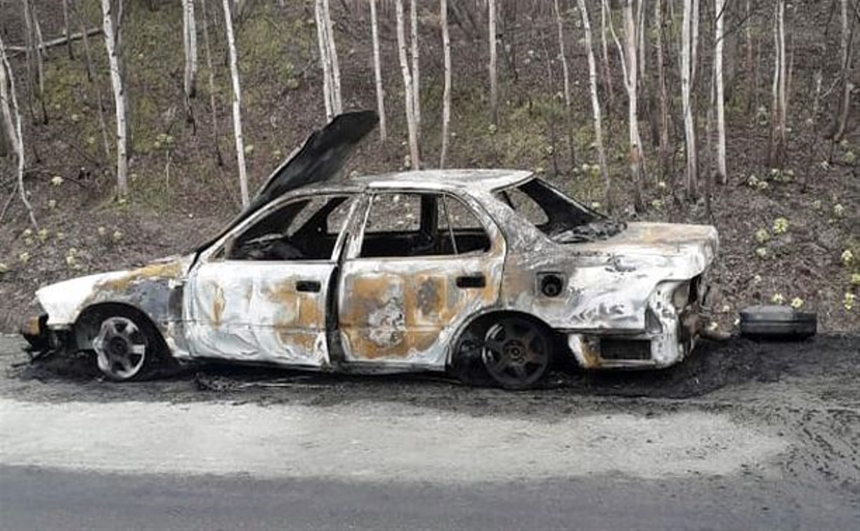 На дороге в Холмском районе сгорел автомобиль