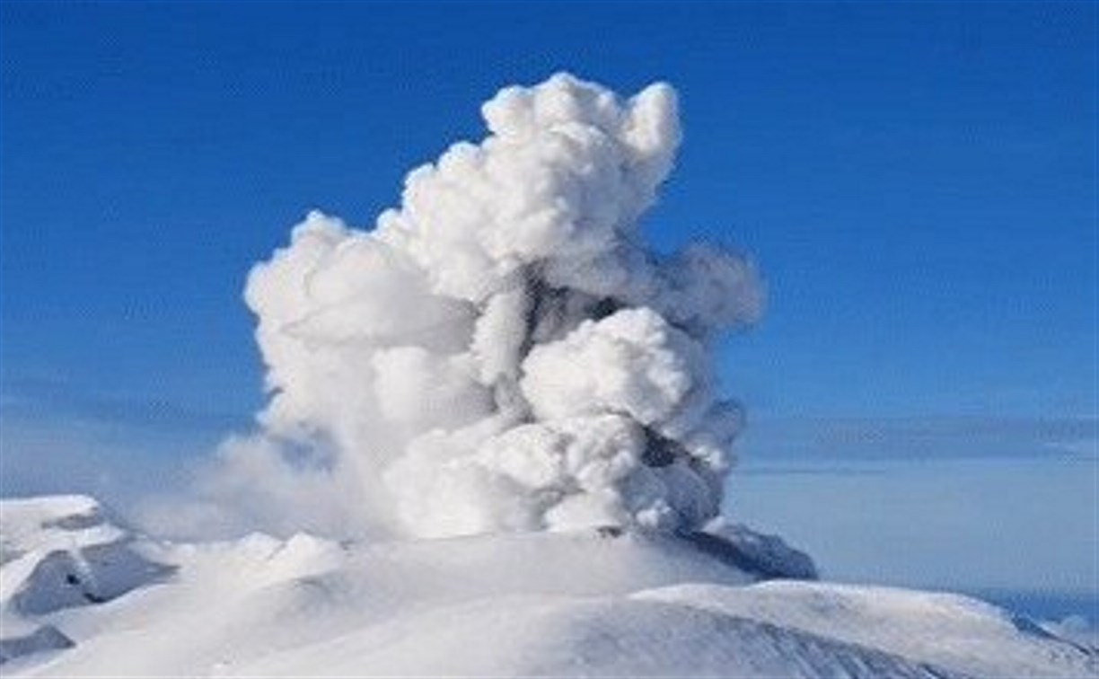 Вулкан Эбеко на Курилах выстрелил пеплом на высоту 2 км 