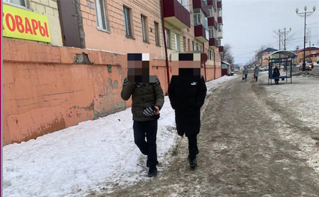 Двое подростков в Поронайске кинули петарду под ноги женщине за замечание