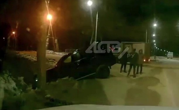 Автолюбительница помогла мужчинам вытащить Toyota Land Cruiser из кювета в Южно-Сахалинске