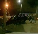 Автолюбительница помогла мужчинам вытащить Toyota Land Cruiser из кювета в Южно-Сахалинске