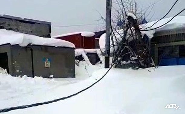 В микрорайоне Южно-Сахалинска до земли провис кабель под напряжением