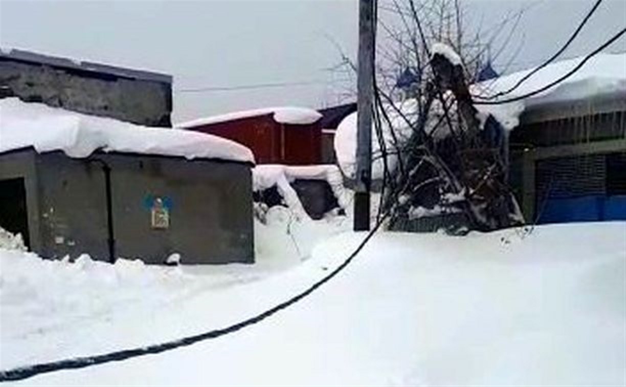 В микрорайоне Южно-Сахалинска до земли провис кабель под напряжением