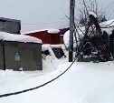В микрорайоне Южно-Сахалинска до земли провис кабель под напряжением