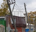 Провода высокоскоростного интернета в Южно-Сахалинске висят на трухлявых брёвнах