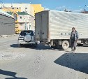 Очевидцев столкновения грузовика и кроссовера ищут в Южно-Сахалинске
