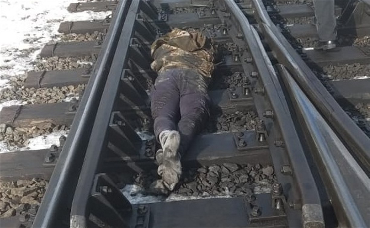 Мертвого мужчину обнаружили на железнодорожных путях в Победино