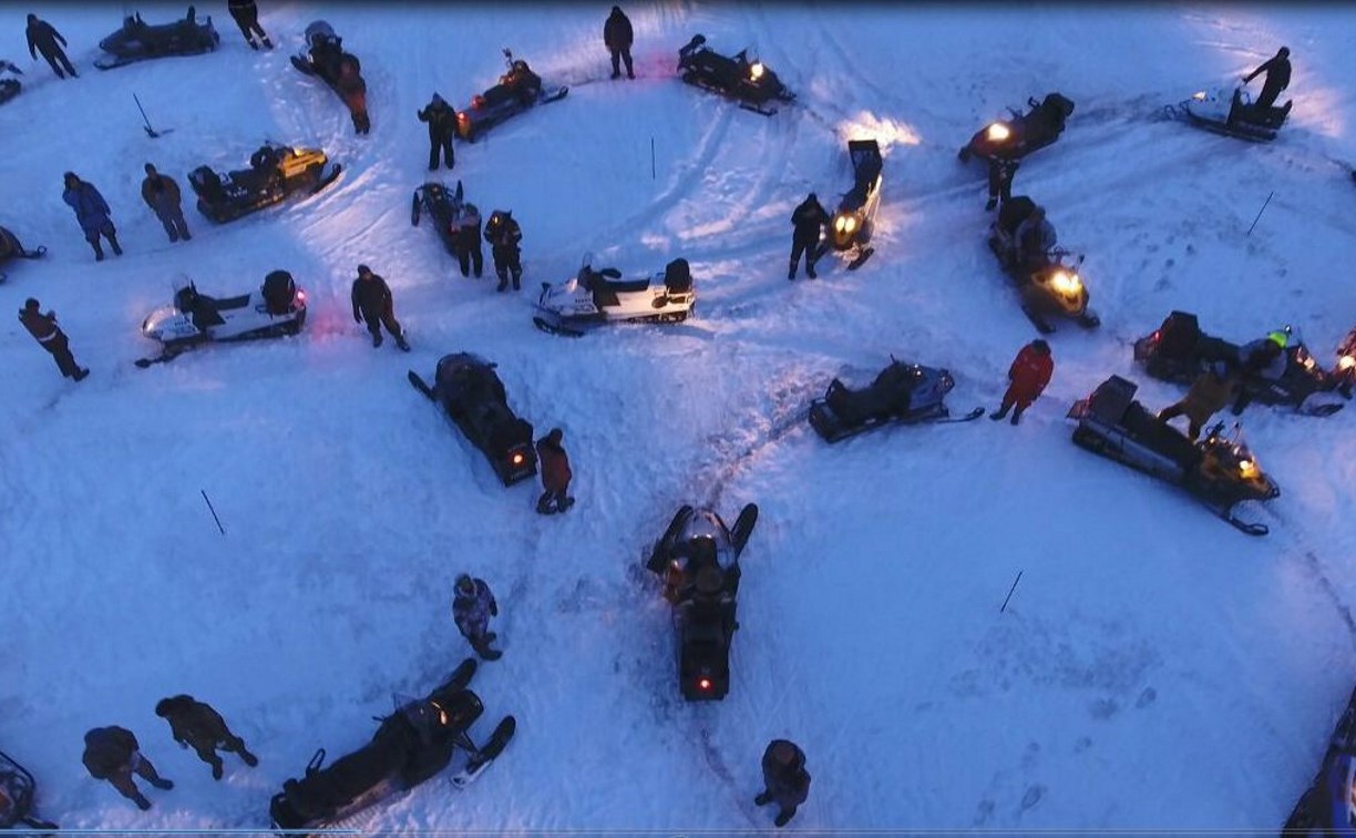 В Ногликах владельцы снегоходов устроили флешмоб в поддержку российской сборной на Олимпиаде в Пхёнчхане
