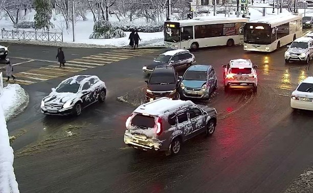 Два авто не поделили перекрёсток Мира-Компроспекта в Южно-Сахалинске