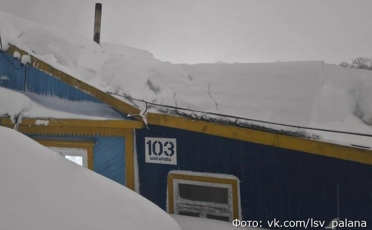 Второй смертельный случай со сходом снега с крыши в Петропавловске