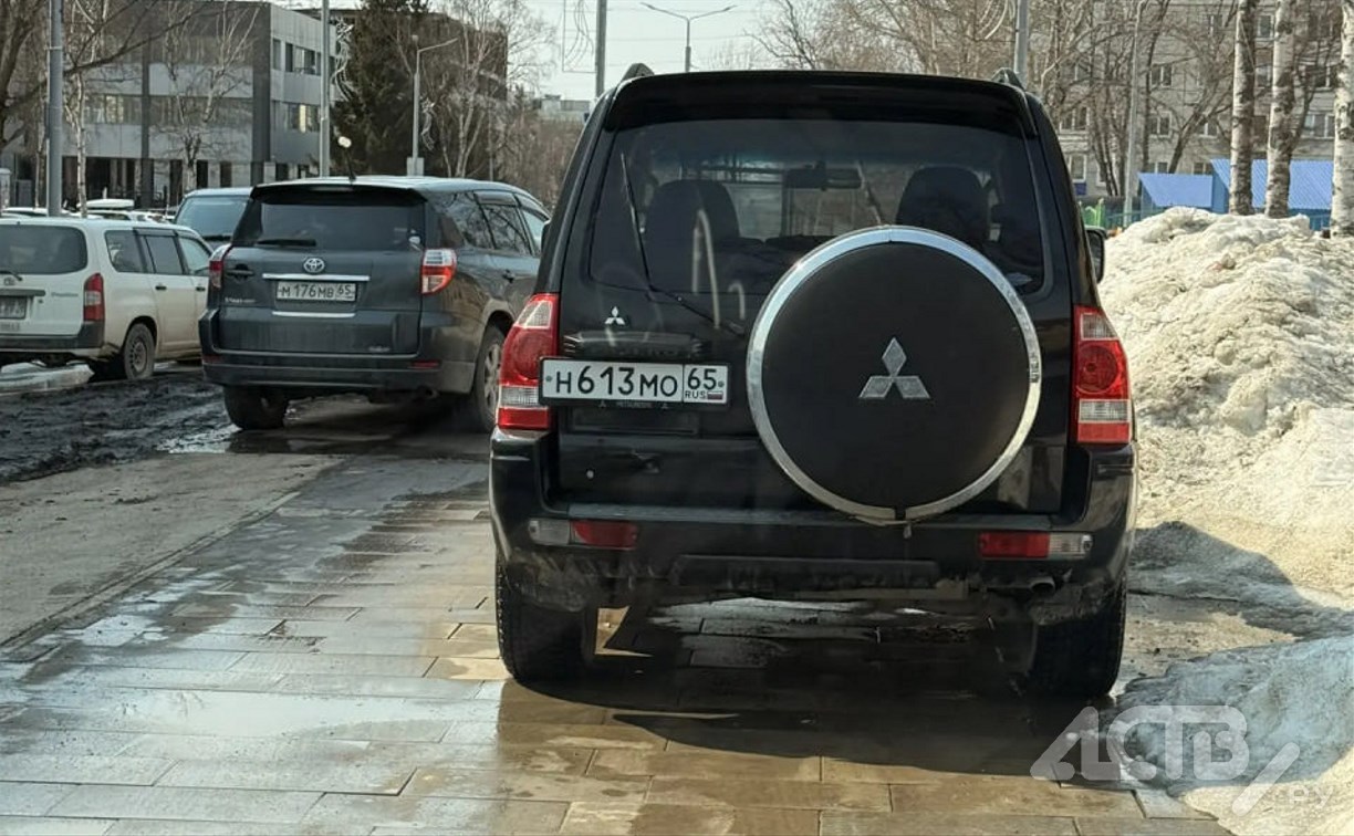 Внедорожник припарковали посреди тротуара в Южно-Сахалинске