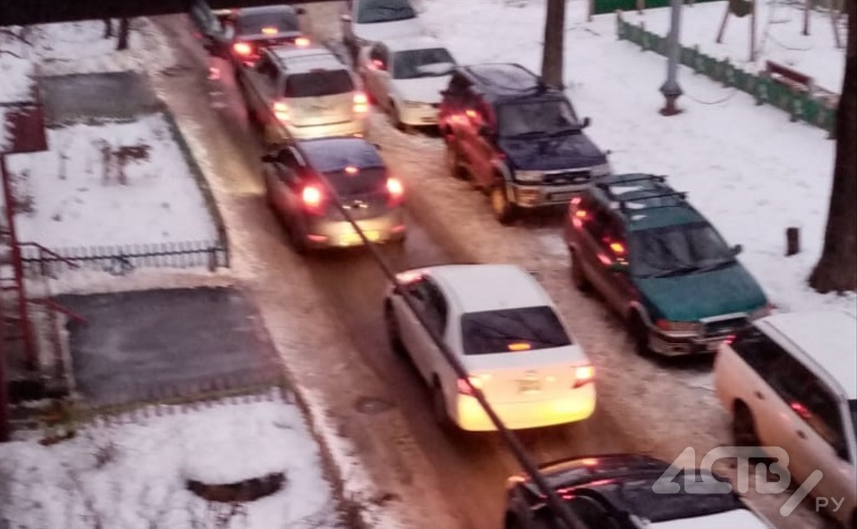 Штраф на 1,5 тысячи заплатят автомобилисты за объезд по двору в Южно-Сахалинске